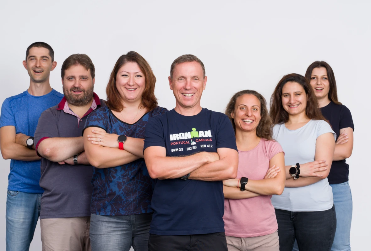 Снимка на екипа във Варна, смеят се и скръстили ръце