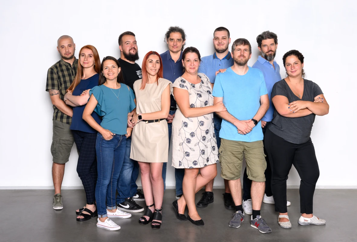 Снимка на екипа в София, смеят се и скръстили ръце