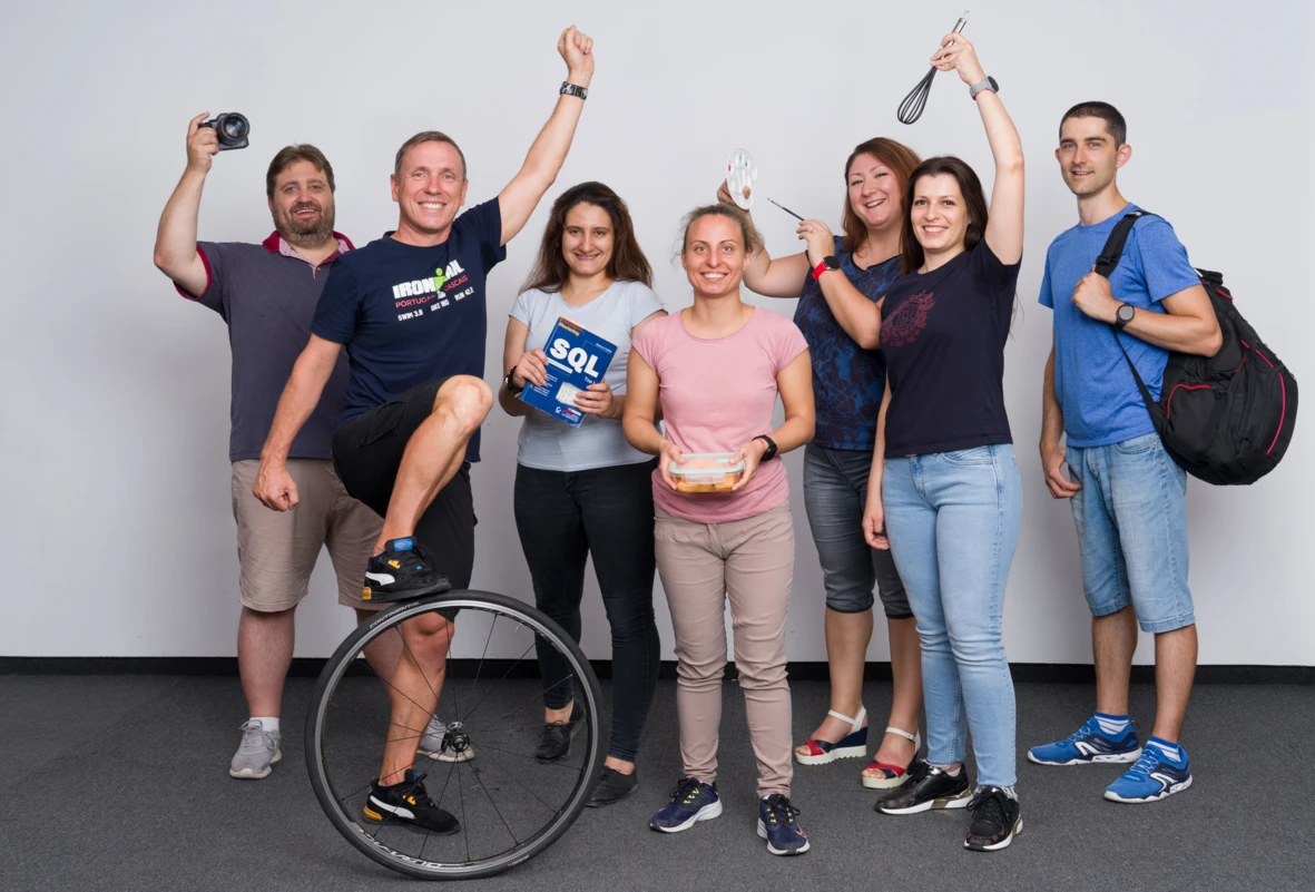 Снимка на екипа във Варна, държащи различни предмети