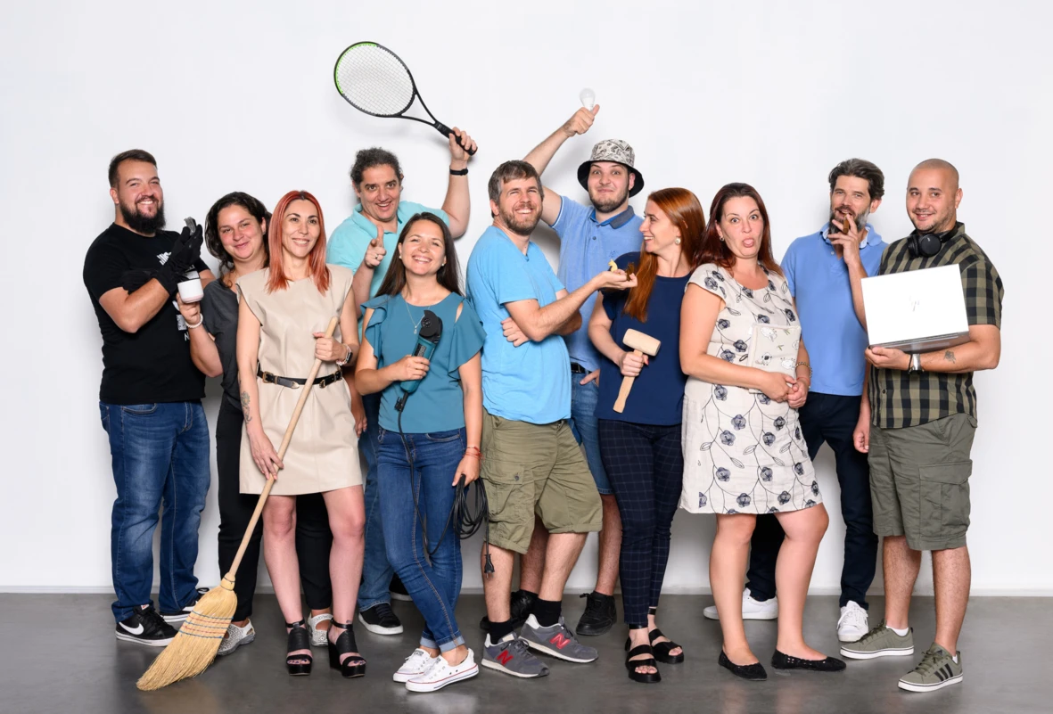 Снимка на екипа в София, смеят се и държат различни предмети