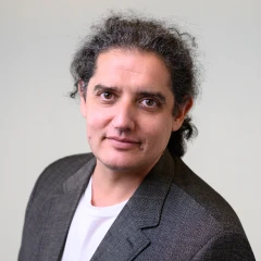 Снимка на Юлиян Калдерон, създател и управител на nZoom